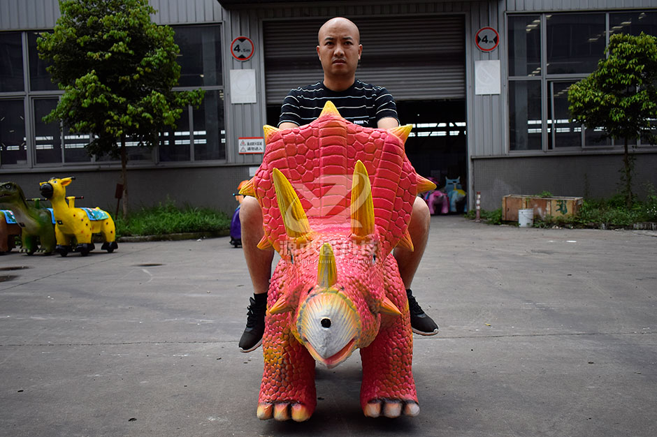 三角恐龍恐龍車，商場騎的三角龍，三角龍童車