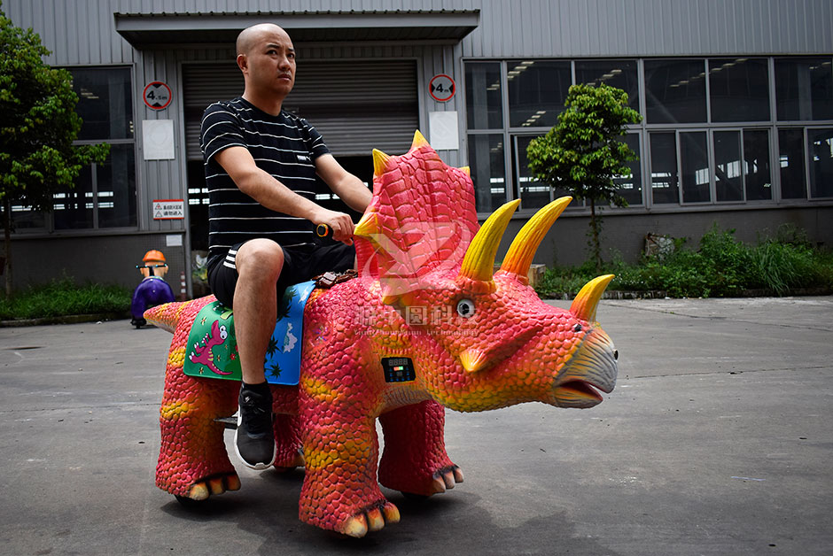 三角恐龍恐龍車，商場騎的三角龍，三角龍童車