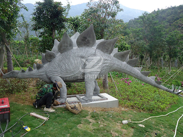 水泥雕塑劍龍制作，水泥恐龍制作