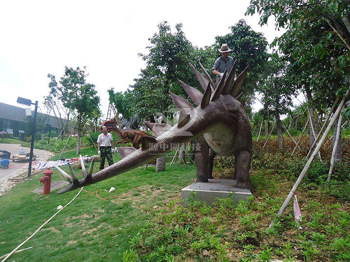 水泥雕塑劍龍制作，水泥恐龍制作